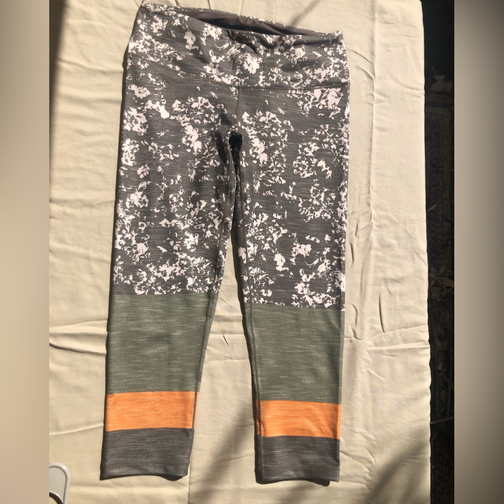 Prana fitness legging with beautiful print. Size S